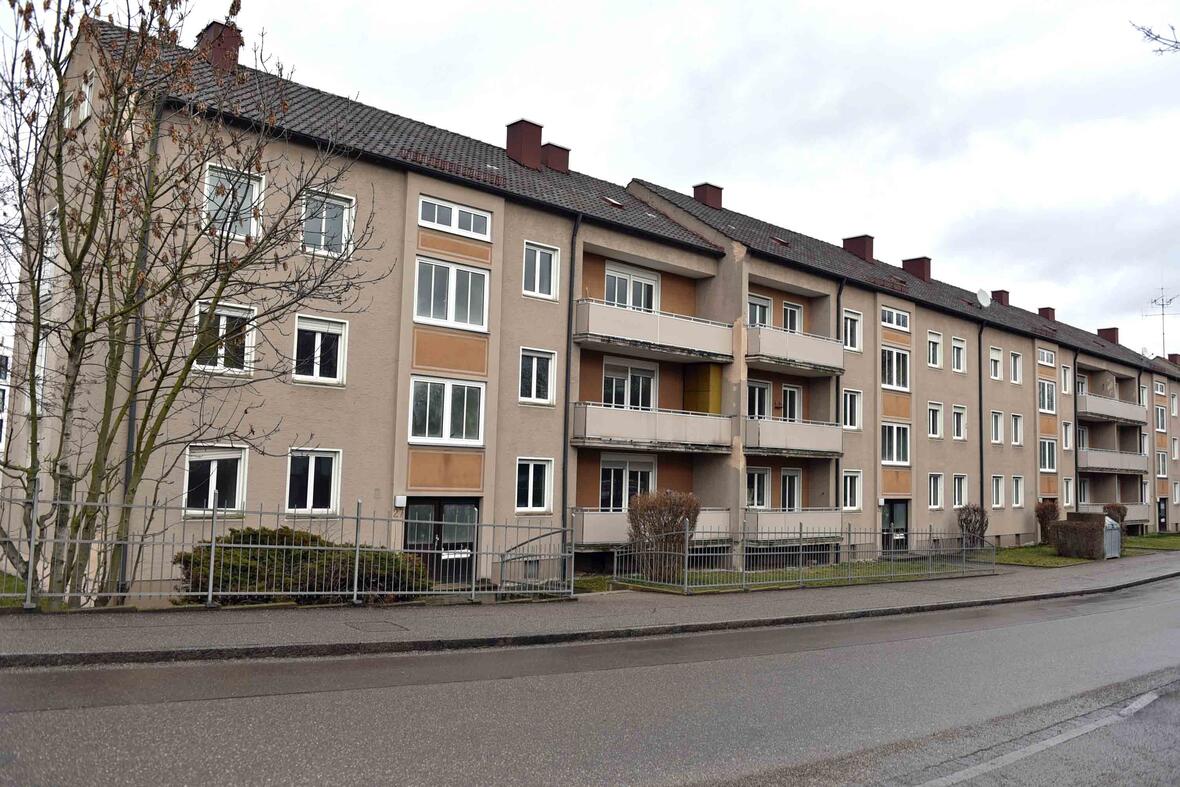 Dieses Gebäude in der Augsburger Frischstraße wird in den kommenden Monaten baulich ertüchtigt. Im dritten Quartal werden die ersten Bewohner einziehen (Foto: Nicolas Schnall/pba).