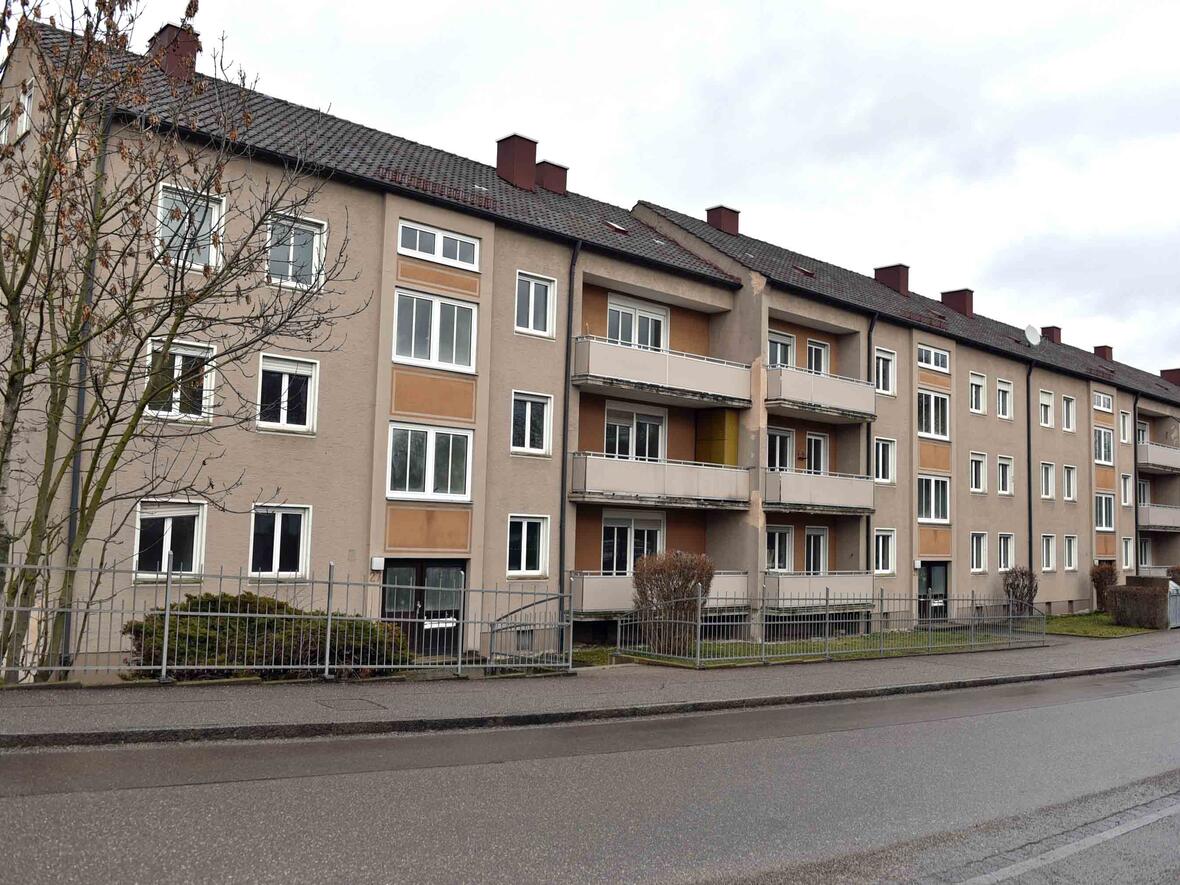 Dieses Gebäude in der Augsburger Frischstraße wird in den kommenden Monaten baulich ertüchtigt. Im dritten Quartal werden die ersten Bewohner einziehen (Foto: Nicolas Schnall/pba).