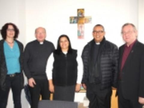 Kolping-Nationalkoordinatorin Judith Turner (Mitte) und Kolping-Nationalpräses Father Christian Frantz (zweiter von links) berichteten Hauptabteilungsleiter Pfarrer Dr. Ulrich Lindl (zweiter von links) und Ingeborg Pecher (links) von der Abteilung Mission, Frieden und Entwicklung des Bistums Augsburg zusammen mit Kolping-Diözesanpräses Alois Zeller (rechts) über die Arbeit des Kolpingwerkes im Land am Kap (Foto: Kolpingwerk Augsburg).