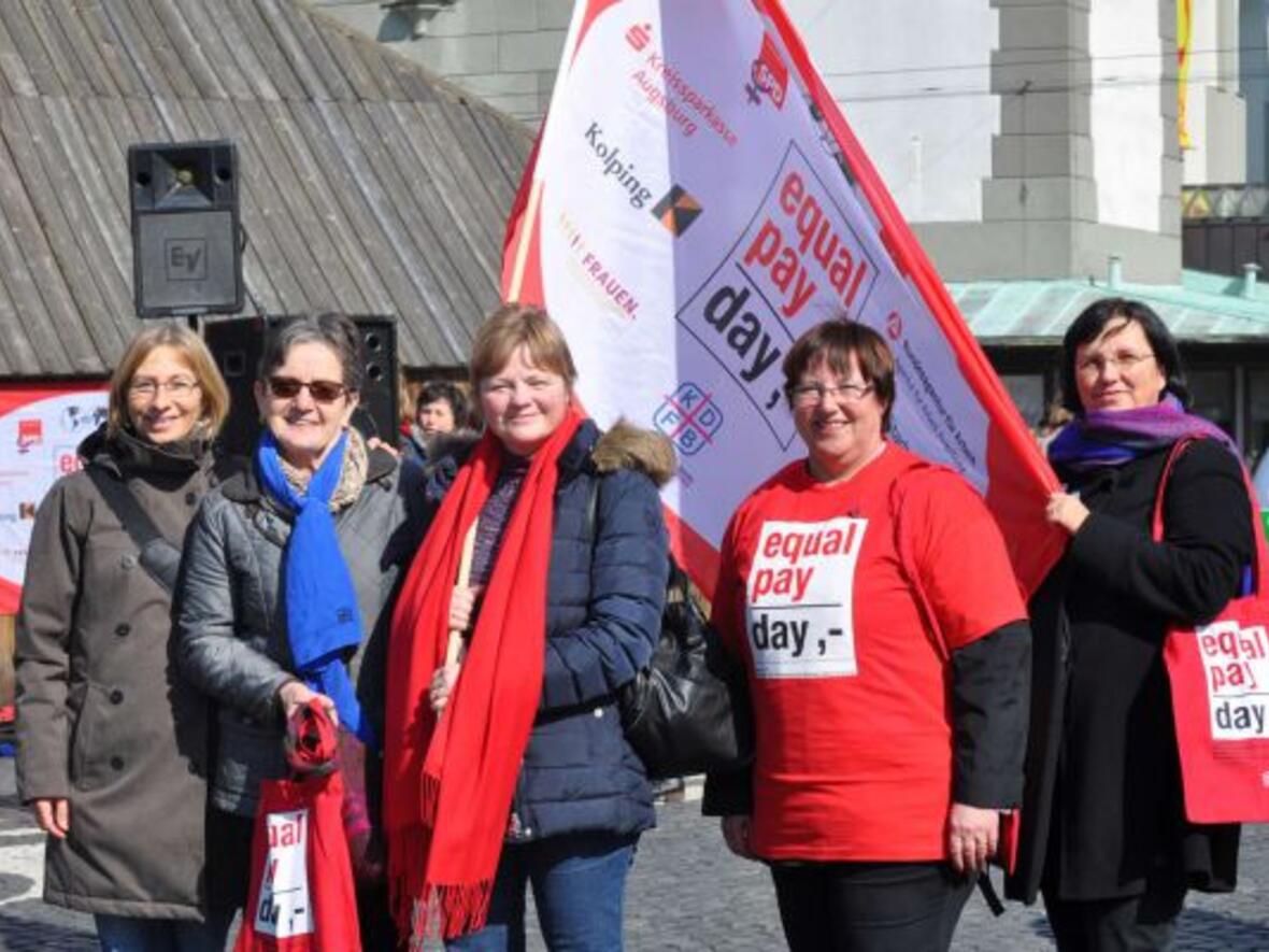 KDFB-Frauen bei der Equal Pay Day-Kundgebung (Foto: KDFB)
