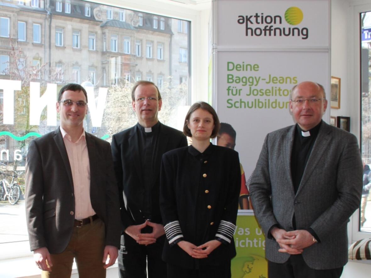 (v.l.n.r.): Klaus Prestele (Geschäftsführer der aktion hoffnung), Msgr. Wolfgang Huber (Präsident von missio München), Irina Gossmann (Shopleitung VINTY’S Nürnberg und Bereichsleitung Einzelhandel) und Pfarrer Dr. Ulrich Lindl (Aufsichtsratsvorsitzende der aktion hoffnung). (Foto: aktion hoffnung/Elisabeth Fuchsloch)