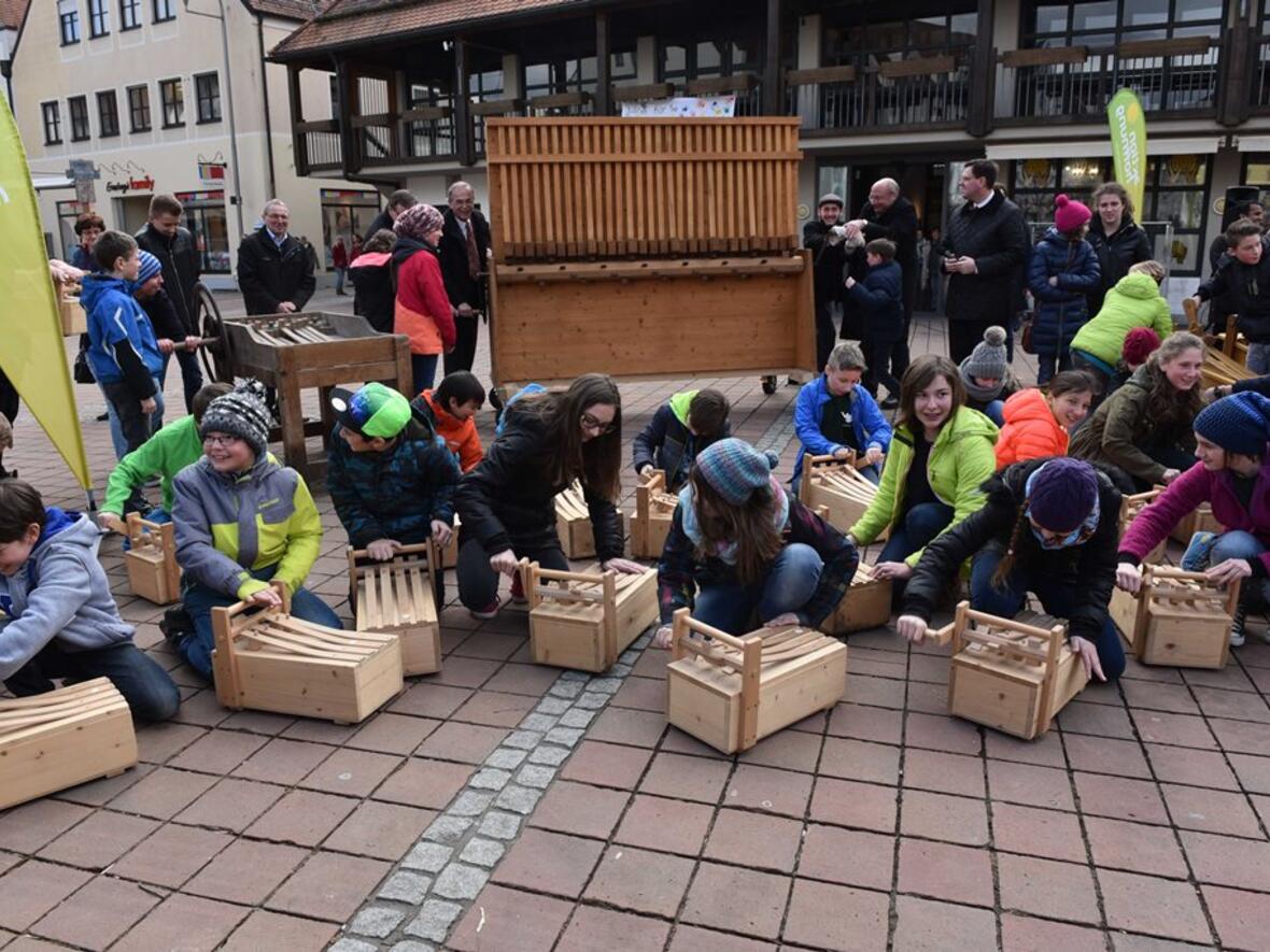 Ministrantinnen und Ministranten rätschen auf dem Neuburger Schrannenplatz. (Fotos: Romana Kröling / pba)