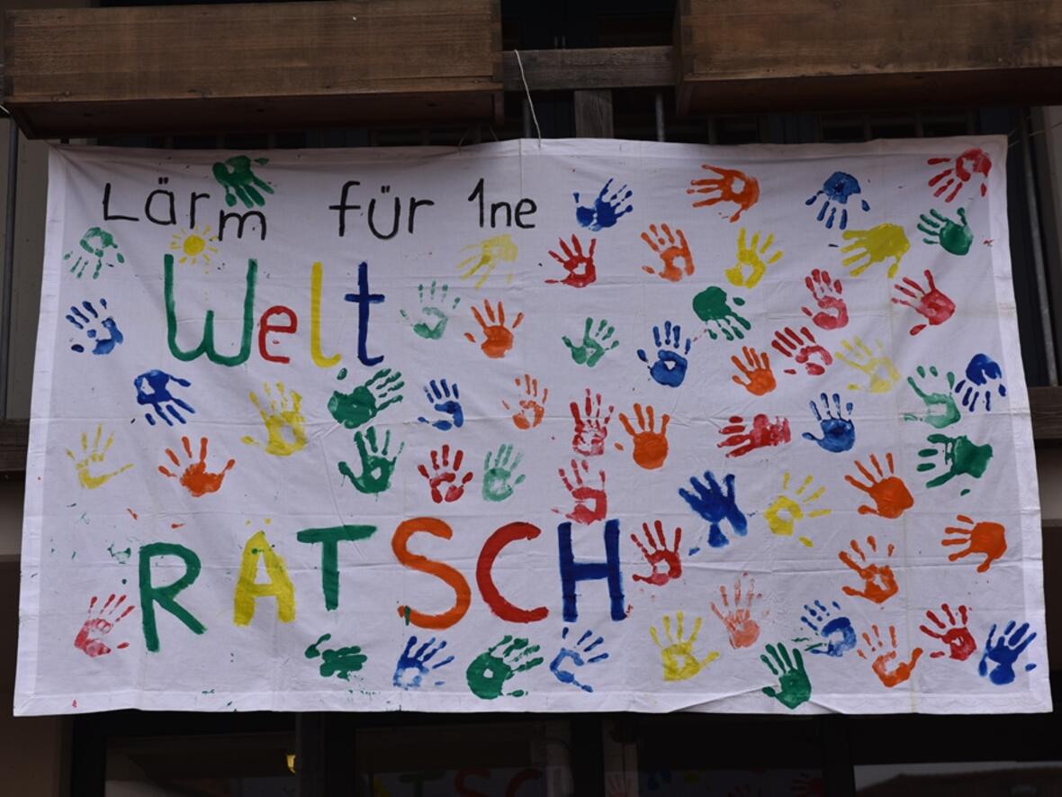 Die Ministrantinnen und Ministranten gestalteten gemeinsam ein Plakat zur Aktion. 