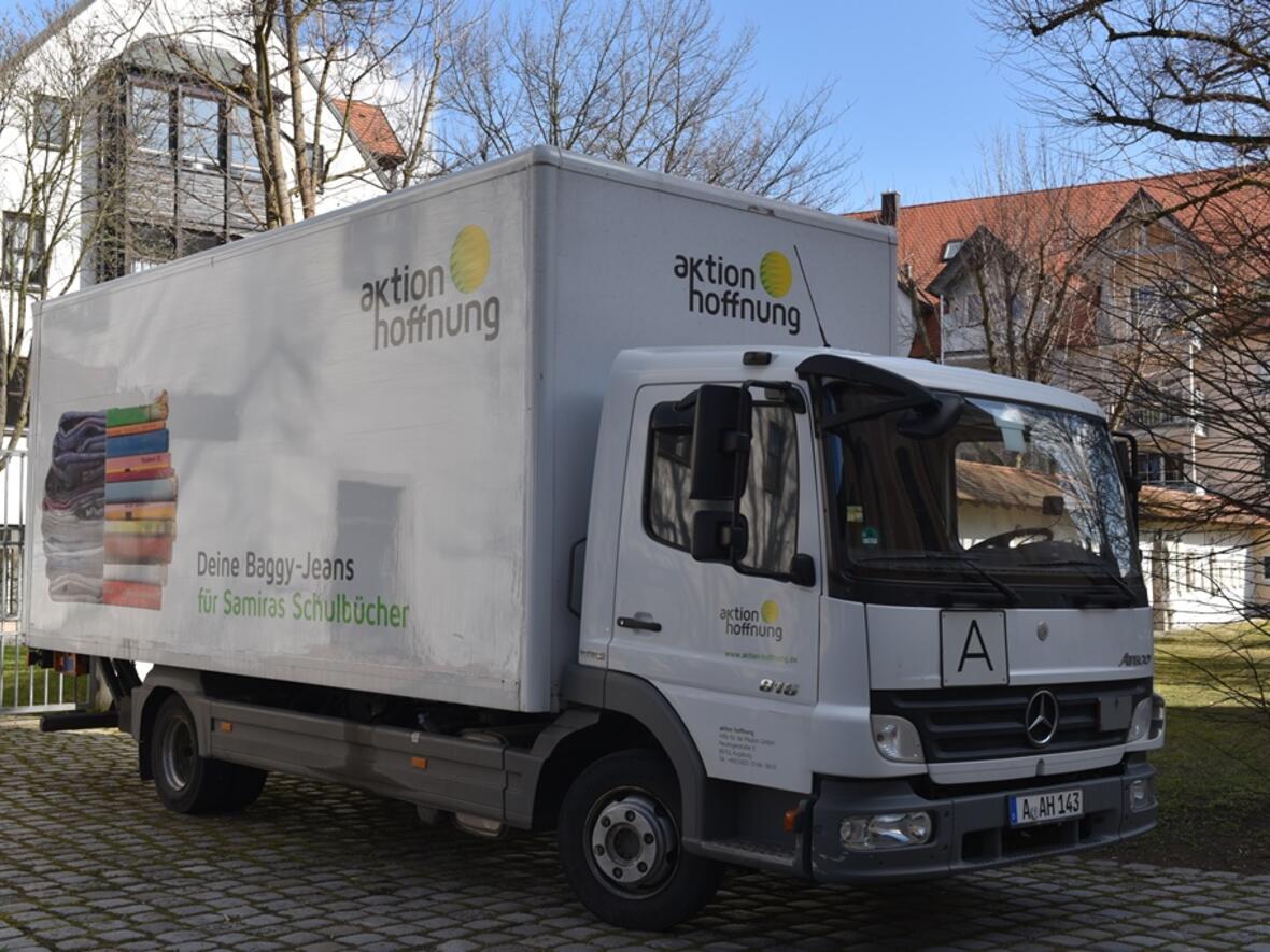 Mit dem LKW wurde die weltweit größte Rätsche von Ettringen nach Neuburg gebracht.