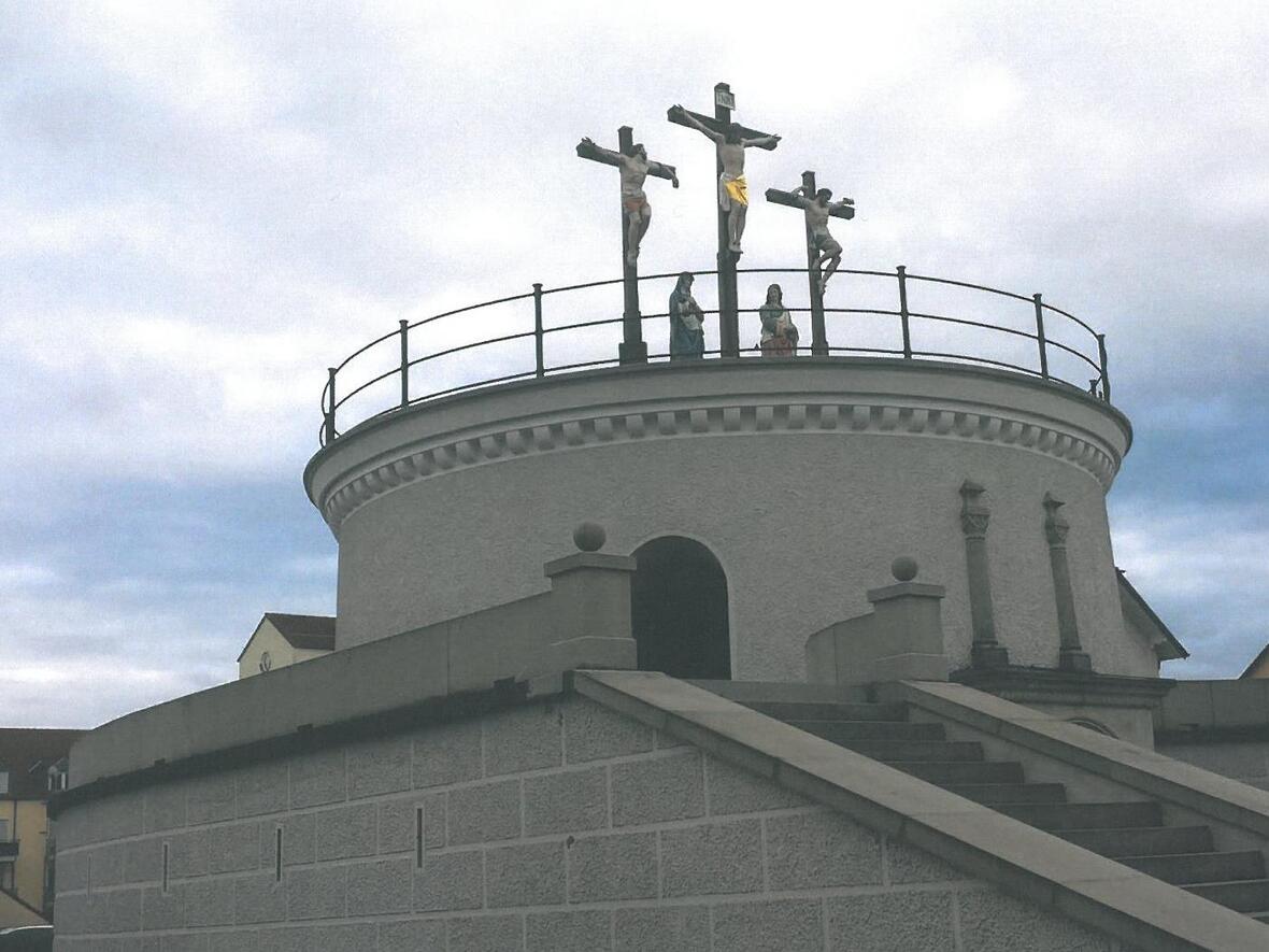 Der Kalvarienberg in Klosterlechfeld. Er befindet sich nicht außerhalb, sondern mitten in dem rund dreitausend Einwohner Ort. (Foto: BR)