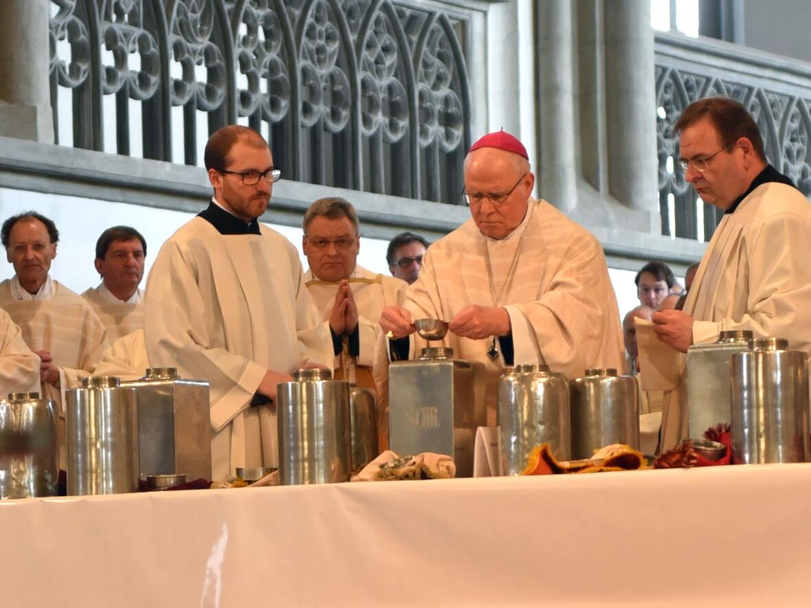 Bischof Konrad weiht die heiligen Öle. (Foto: Romana Kröling / pba)