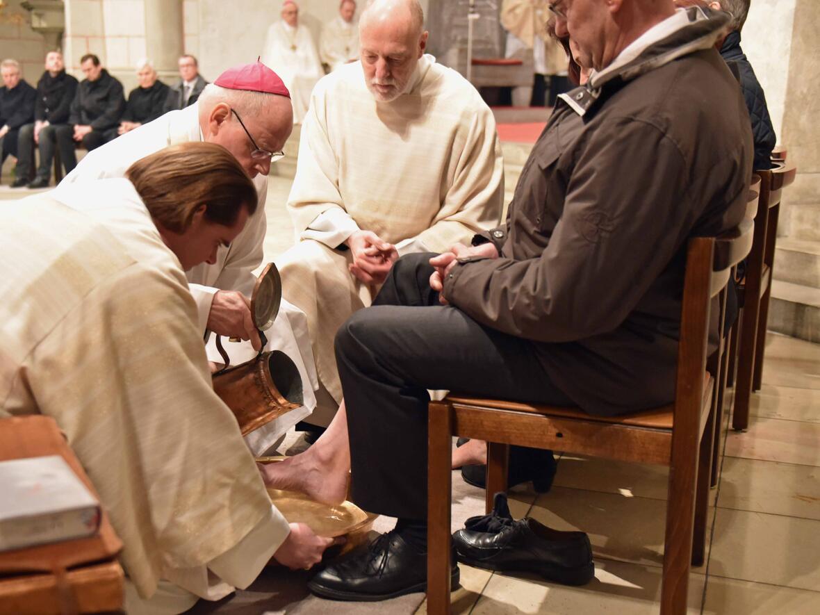 Bischof Konrad wäscht 12 Frauen und Männern die Füße. (Foto: pba/Nicolas Schnall)