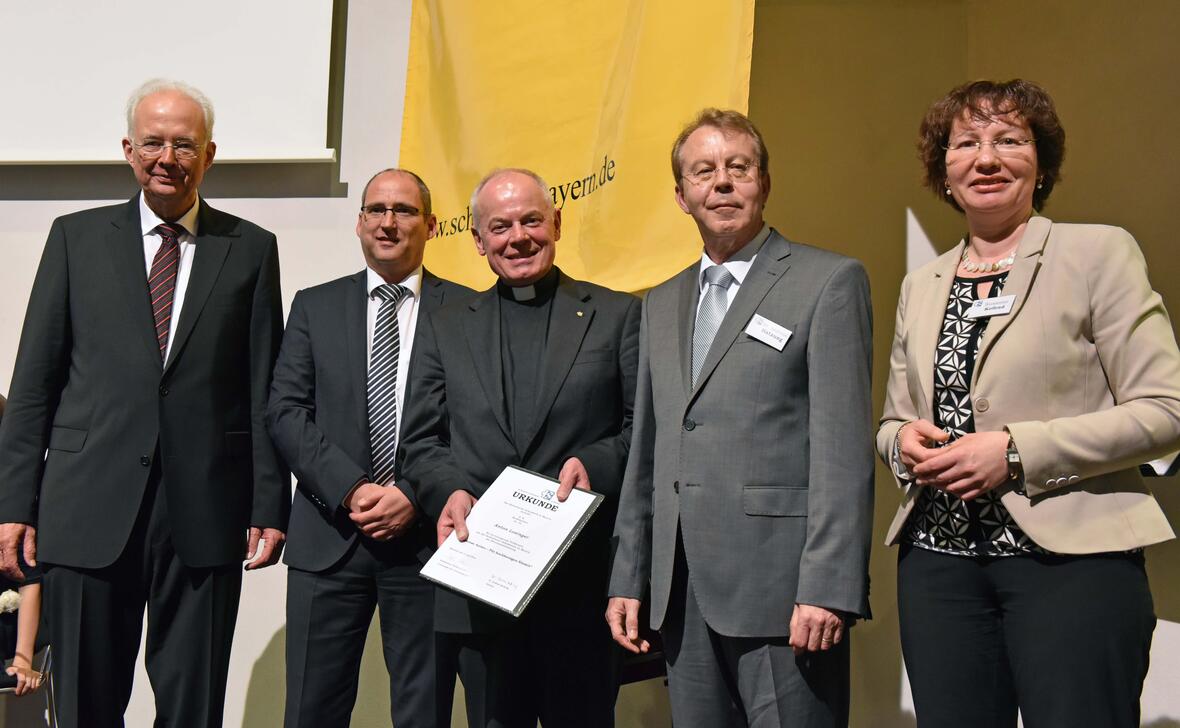 Prof. Dr. Dres. h.c. Paul Kirchhof, Peter Kosak, Leiter des Schulwerks der Diözese Augsburg, Weihbischof Dr. Dr. Anton Losinger, Dr. Andreas Hatzung, Direktor des Katholischen Schulwerks Bayern, Susanne Kofend, Fortbildungsreferentin des Schulwerks (v. links) (Fotos: Romana Kröling/pba).