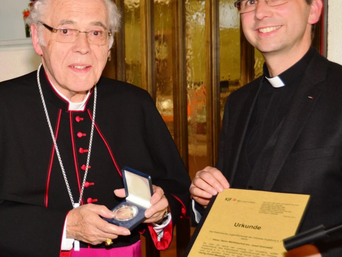Weihbischof Josef Grünwald (l.) hat bis zuletzt die Geschicke der KJF als Vorsitzender des Aufsichtsrats verantwortet. Seine Nachfolge trat Domkapitular Armin Zürn (r.) an. (Fotos: KJF/Karg)