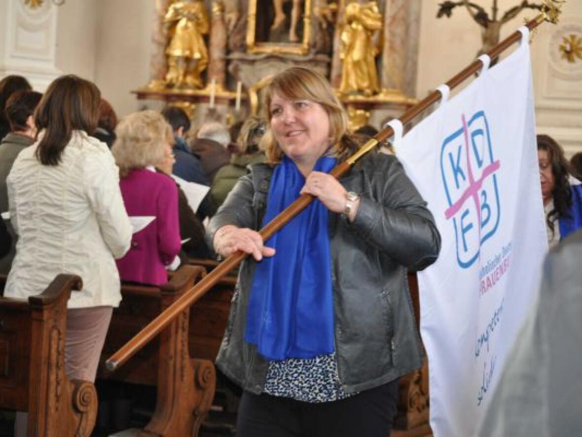 Das Banner des Frauenbunds durfte auch beim Gottesdienst während des Frauentags nicht fehlen. (Foto: KDFB)
