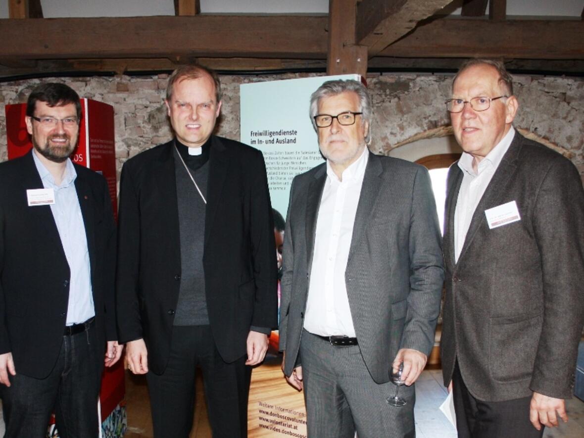 (v.l.) Pater Reinhard Gesing (Direktor des Klosters Benediktbeuern), Weihbischof Florian Wörner, Prof. Dr. Thomas Rauschenbach (Deutsches Jugendinstitut), Prof. Dr. Martin Lechner (Jugendpastoralinsitut Don Bosco). (Foto: Salesianer Don Boscos)