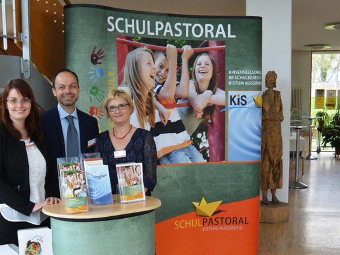 Herzliche Begrüßung: Die Tagungsleitung lag beim Referenten für Schulpastoral, Markus Moder. In der Organisation unterstützten ihn Katharina Jörges (links) und Katharina Zass (rechts). (Foto: Luitgard Lehner) 