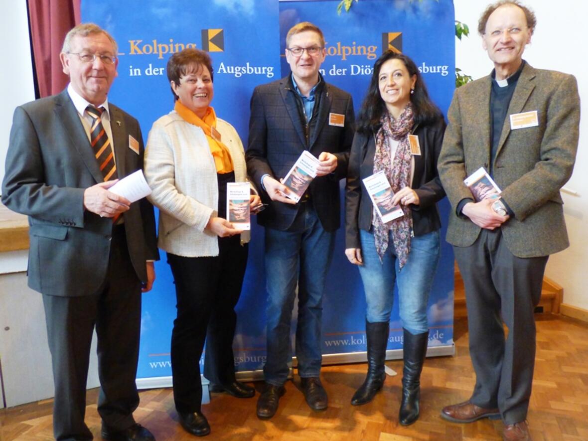 (v.l.) Kolping-Diözesanpräses Alois Zeller, Diözesanvorsitzende des Kolpingwerkes Sonja Tomaschek, Flüchtlingsbeauftragter Diakon Ralf Eger, Paulina Hesse-Hoffmann, Mitglied in der Projektgruppe „Fremde werden Freunde“ sowie Verbändereferent Domkapitular Dr. Wolfgang Hacker. (Foto: Kolpingwerk)