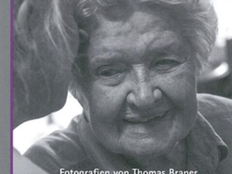 ausstellung-zum-tag-der-pflege-menschen-lieben-gesichter-und-geschichten-aus-der-pflege1691225