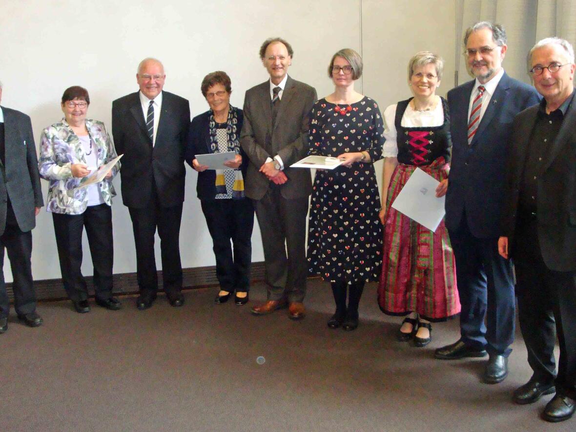 (v.l.n.r): Pfr. i. R. BGR Michael Walch, Erika Wittum, Pfr. i. R. BGR Martin Bucher, Frieda Drexl, Domkapitular Dr. Wolfgang Hacker, Katharina Rommel, Helga Gallbronner, Pfr. Heribert Singer und Geistlicher Beirat Msgr. Franz Wolf. (Foto: Roswitha Böck)