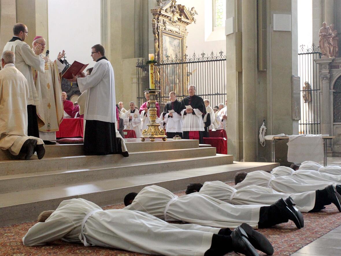 Bischof Konrad weiht sechs Männer zu Diakonen. (Foto: Annette Zoepf / pba)