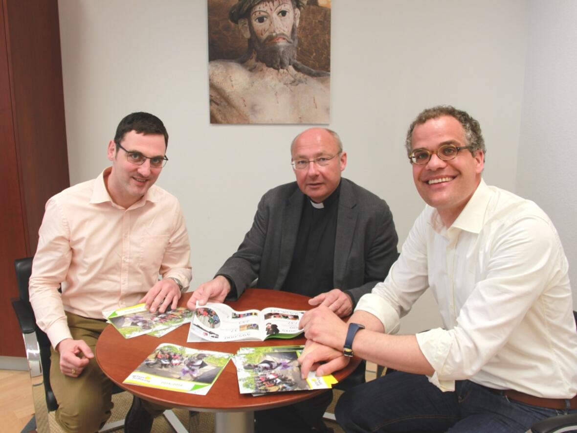 Pfarrer Dr. Ulrich Lindl (Mitte), Aufsichtsratsvorsitzender der aktion hoffnung, und die Geschäftsführer Gregor Uhl (rechts) und Klaus Prestele (links) mit dem neuen Jahresbericht. (Foto: aktion hoffnung/Stippler)
