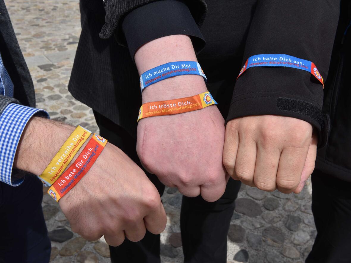Diese Armbänder sollen die Jugendlichen beim Ministrantentag für die Werke der Barmherzigkeit sensibilisieren. (Fotos: Romana Kröling / pba)
