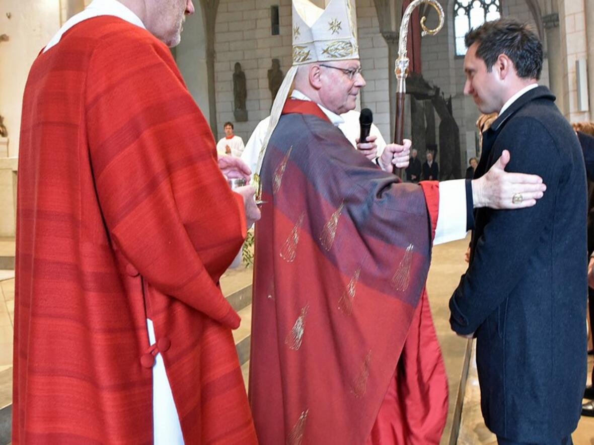 Bischof Konrad firmt elf junge Männer und Frauen. (Fotos: Romana Kröling/pba)