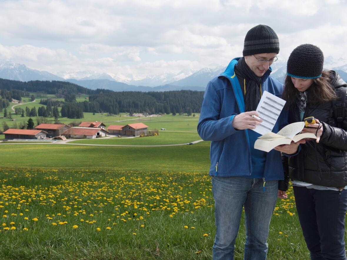 Jugendreferent Christian Lieb und Mirjam Paulsteiner testen den Spiricaching-Pfad. (Foto: Romana Kröling/pba)
