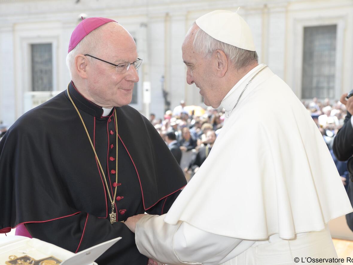 Bischof Konrad überreichte dem Papst ein kunstvoll gestaltetes Ulrichskreuz. (Foto: L'Osservatore Romano)