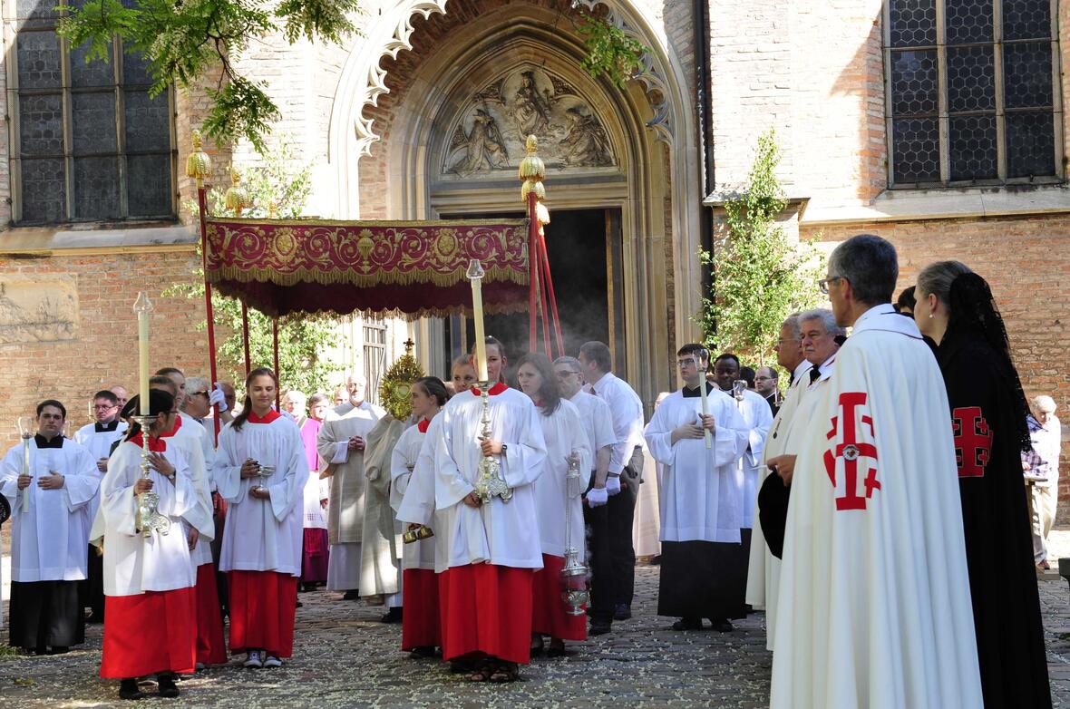 Gemeinsam mit rund 800 Gläubigen hat Bischof Konrad im vergangenen Jahr das Hochfest des Leibes und Blutes Christi gefeiert. (Foto: Maria Steber/pba)