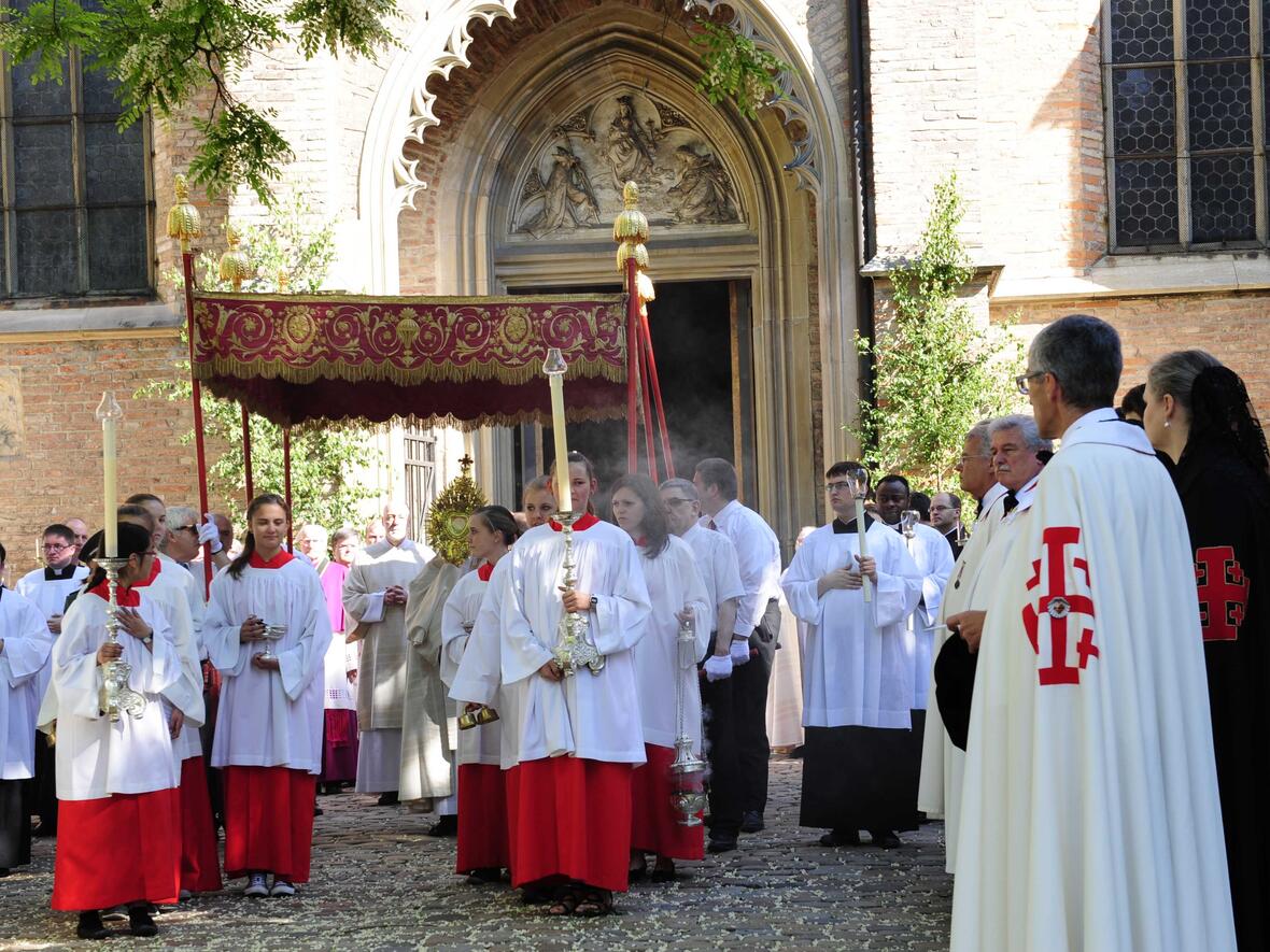 Gemeinsam mit rund 800 Gläubigen hat Bischof Konrad im vergangenen Jahr das Hochfest des Leibes und Blutes Christi gefeiert. (Foto: Maria Steber/pba)