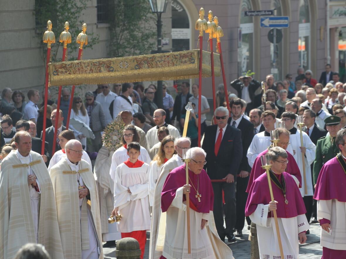 Rund tausend Gläubige nahmen an der feierlichen Fronleichnamsprozession teil. (Foto: Annette Zoepf/pba)