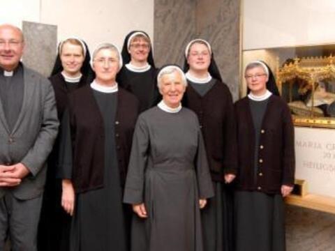 (v.l.) Pfarrer Dr. Ulrich Lindl, Sr. M. Angelika Wißmiller, Sr. M. Monika Full, Sr. M. Christine Sontheim, Sr. Regina Winter (amtierende Generaloberin), Sr. Johanne Maria Höldrich, Sr. M. Martha Lang (Foto: Creszentiakloster Kaufbeuren)