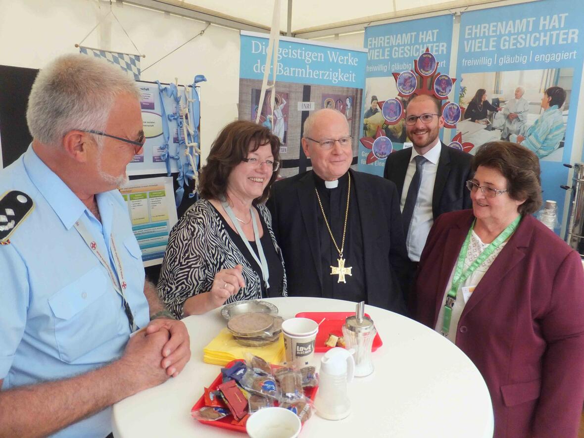 Bischof Konrad Zdarsa am Stand des Diözesanrats auf der Katholikentagsmeile. Die Diözesanratsvorsitzende, Hildegard Schütz, hieß ihn herzlichen willkommen (auf dem Foto links). Foto: Ernst Schmidhuber 