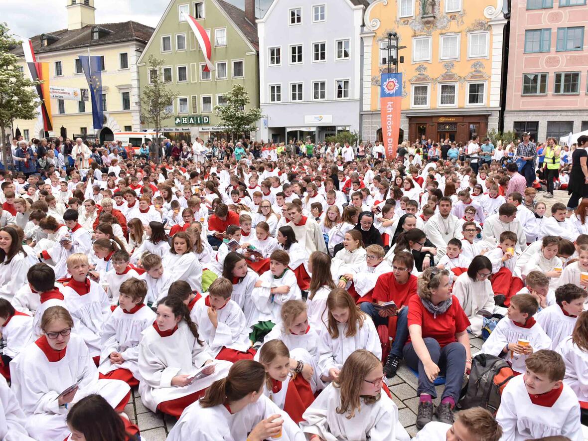 Während des Gottesdienstes tünchten die über zweitausend Ministranten den Mindelheimer Marienplatz in die Farben weiß und rot. (Fotos: Maria Steber/pba) 
