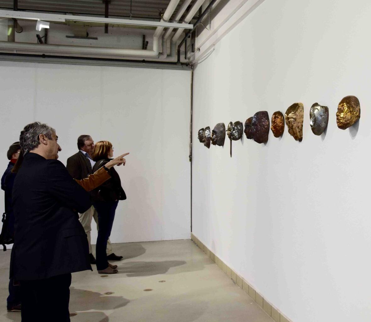 Neugierige Gäste: Die Bronzemasken von Bruno Wank sind voller Assoziationen. (Foto: Sabine Verspohl-Nitsche/pba)