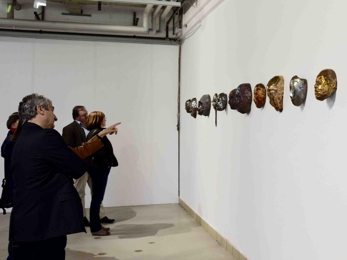 Neugierige Gäste: Die Bronzemasken von Bruno Wank sind voller Assoziationen. (Foto: Sabine Verspohl-Nitsche/pba)