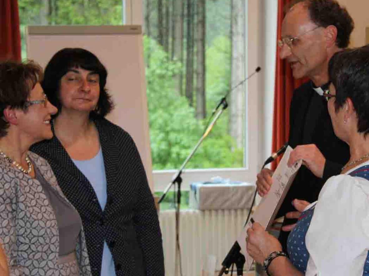 Domkapitular Dr. Wolfgang Hacker und KLB-Diözesanvorsitzende Rita Fischer bei der Scheckübergabe an die beiden Vorsitzenden der Bäuerlichen Familienberatung, Elisbeth Konrad und Martina Fischer. (Foto: KLB)