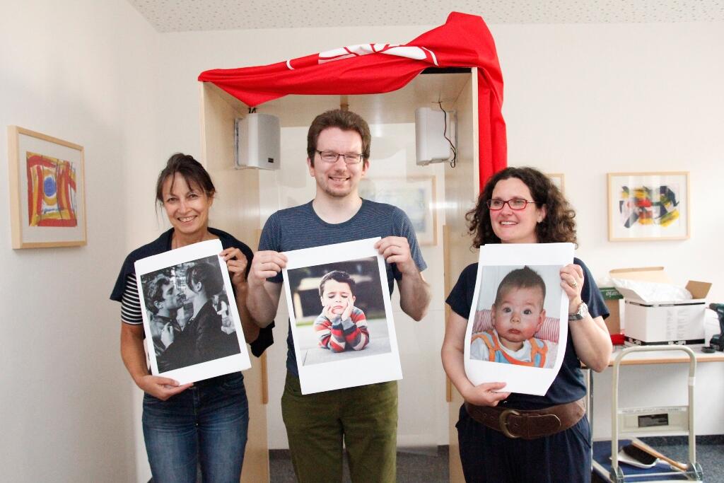 Das Prüferteam des Kompetenzzentrums Autismus – Schwaben-Nord hat die Autismus-Erlebnis-Box geprüft und für gut befunden. (Foto: Caritas Augsburg / Bernhard Gattner)