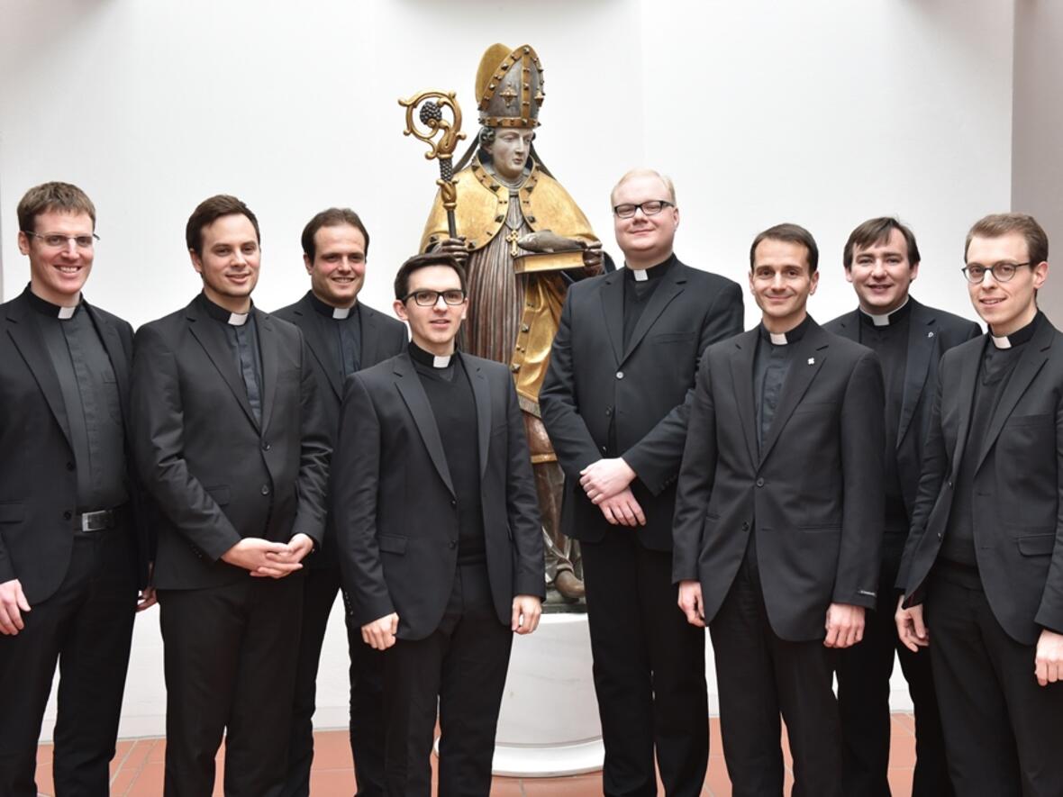 (v.l.) Die Diakone Johannes Prestele, Michael Prendota, Andreas Schmid, Florian Bach, Sebastian Schmidt, Norbert Rampp, Markus Lidel und Thomas Schmid. Auf dem Bild fehlt Diakon Manuel Beege, da er zurzeit sein Studium in Rom absolviert. (Fotos: Daniel Jäckel/pba)
