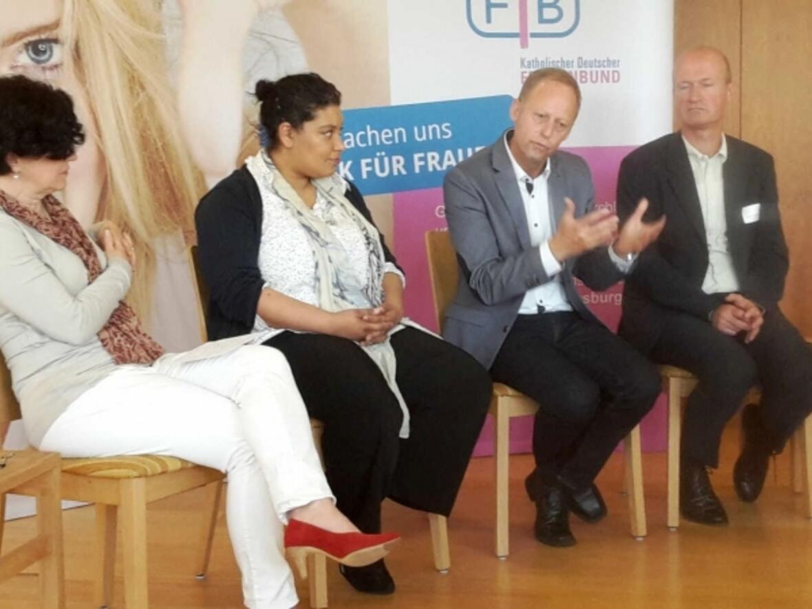 Beim KDFB-Podiumsgespräch diskutierten (von rechts) Dr. Michael Hirsch, Hubert Plepla, Mirjam Schlosser mit Ulrike Ostner vom Bayerischen Rundfunk. (Foto: KDFB Diözesanverband)