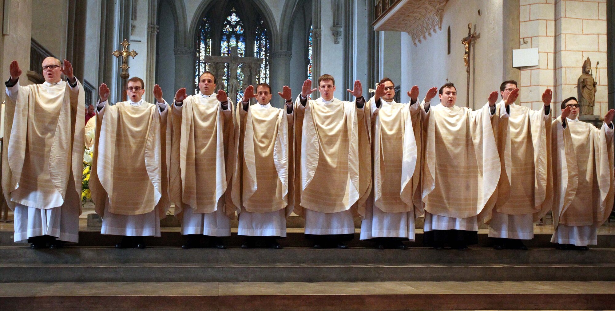 Die Neupriester spenden den Primizsegen: (v.l.) Sebastian Schmidt, Thomas Schmid, Andreas Schmid, Norbert Rampp, Johannes Prestele, Michael Prendota, Markus Lidel, Manuel Beege, Florian Bach. (Foto: Annette Zoepf/pba)