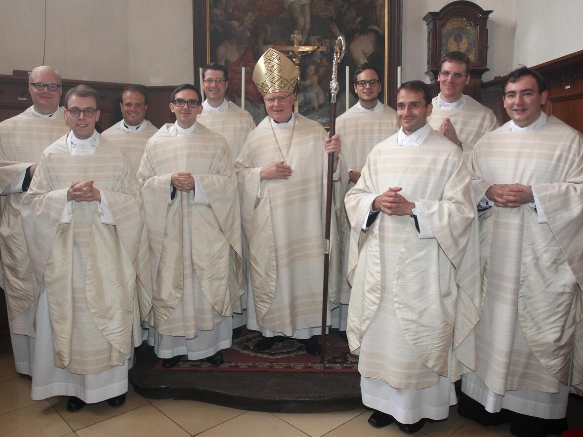 Bischof Konrad zusammen mit den neun Neupriestern (v.l.) Sebastian Schmidt, Thomas Schmid, Andreas Schmid, Florian Bach, Manuel Beege, Michael Prendota, Norbert Rampp, Johannes Prestele, Markus Lidel. (Foto: Annette Zoepf/pba) 