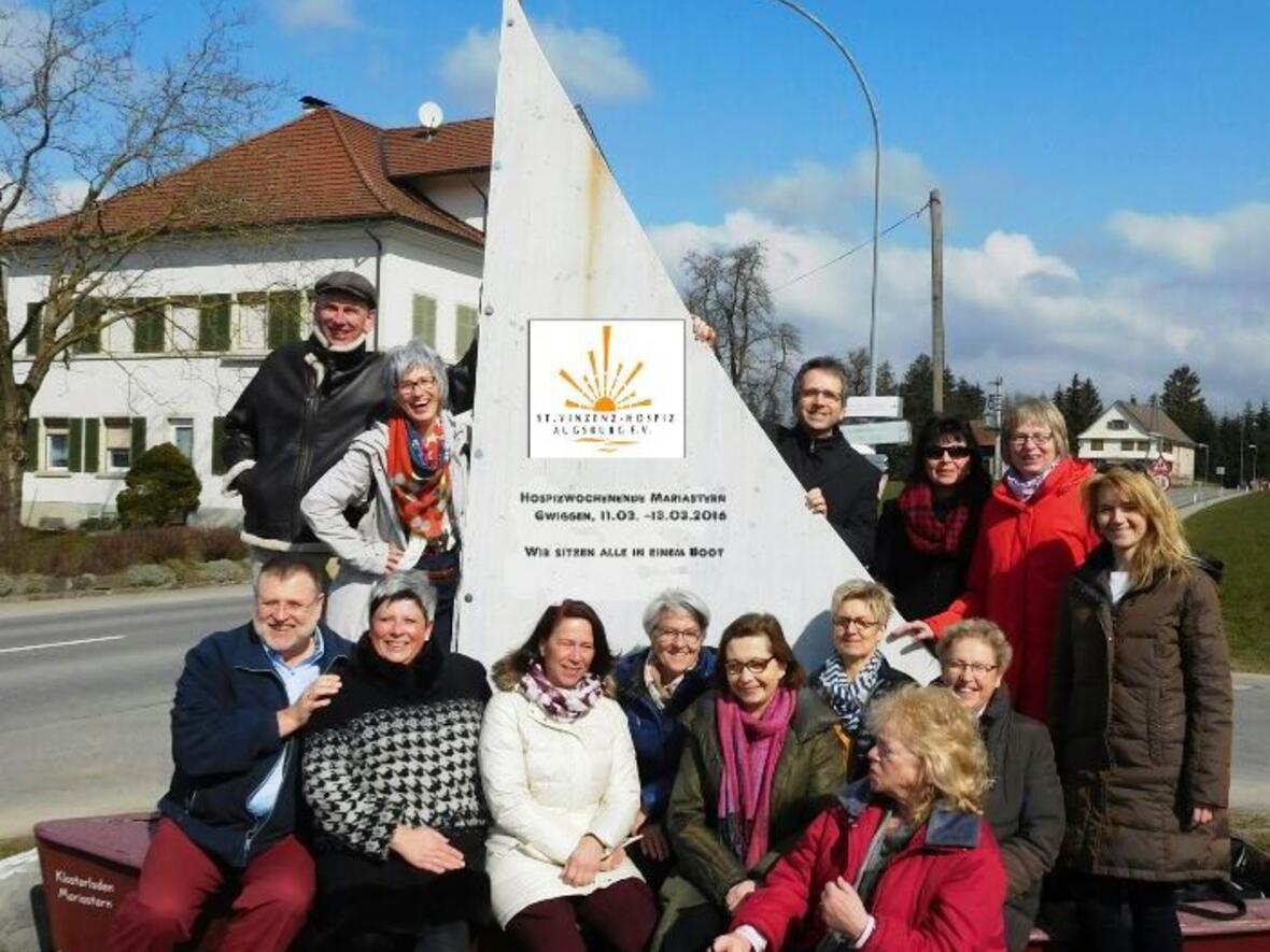 Zwölf neue Hospizhelfer/innen wurden im St. Vinzenz-Hospiz Augsburg unter der Leitung von Gudrun Theurer (hinten, links vom Segel) ausgebildet. (Foto: St. Vinzenz-Hospiz)