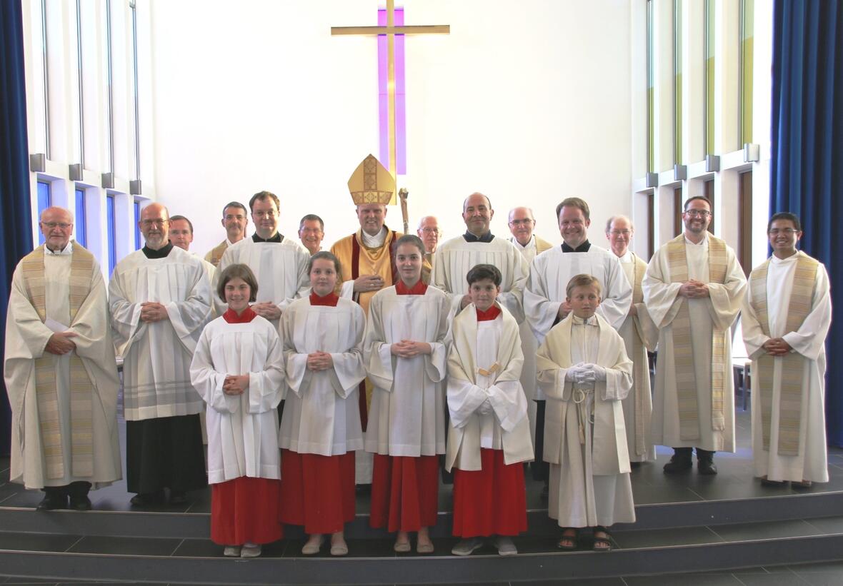 Weihbischof Florian Wörner gemeinsam mit den Neubeauftragten. Daneben der Bischöfliche Beauftragter für den Ständigen Diakonat, Domkapitular Prälat Peter C. Manz, die Verantwortlichen für die Ausbildung, die Heimatpfarrer und der Altardienst. (Foto: Annette Beutmüller-Lehmann) 