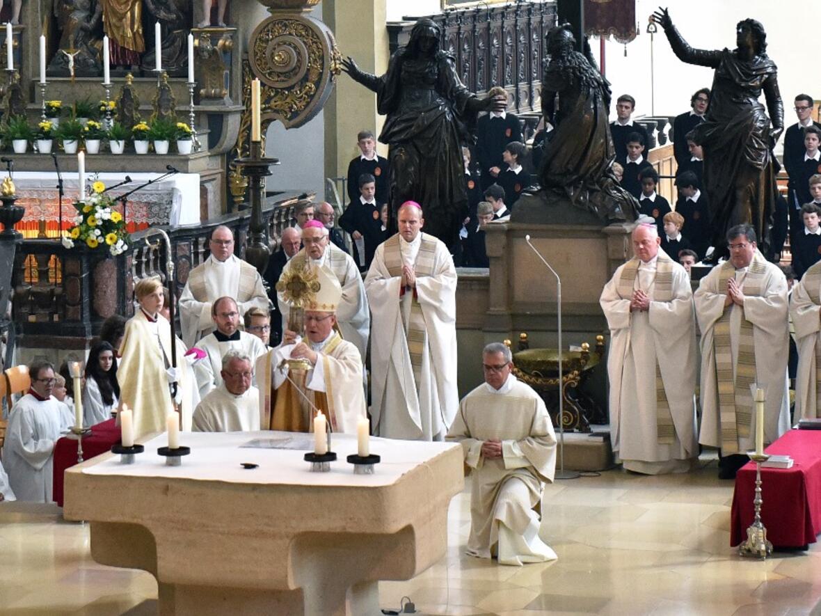 Bischof Konrad spendet mit dem Ulrichskreuz den Segen. (Foto: pba/Romana Kröling)