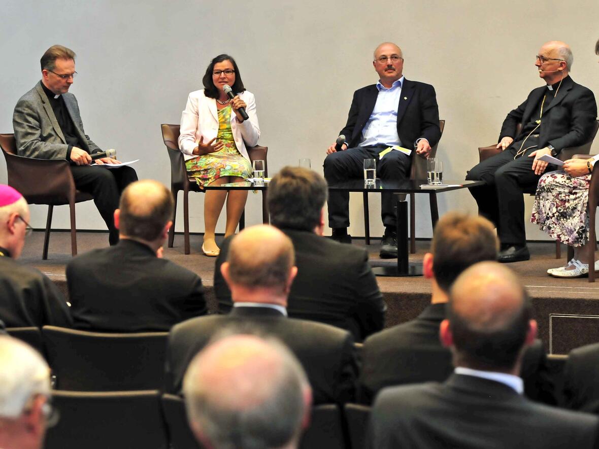 Podium zu „Beicht(hör)erfahrungen“ (v.l.) Pfarrer Ruppert Ebbers, Pastoralreferentin Nicole Seibold, Diakon Elmar Schmid, Weihbischof Marian Eleganti, Moderatorin Dr. Veronika Ruf. 