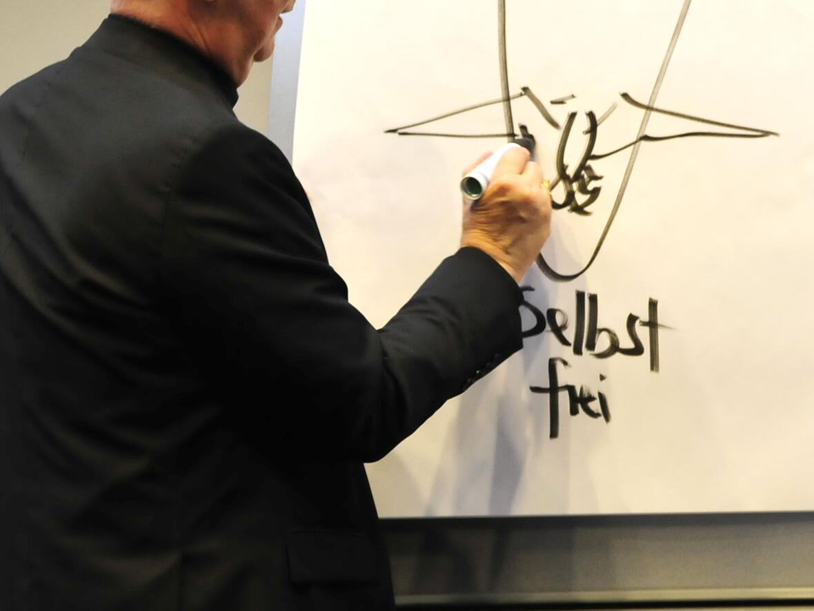 Hier skizziert Weihbischof Eleganti das Geschehen, das sich im Sakrament der Beichte am Menschen vollzieht.