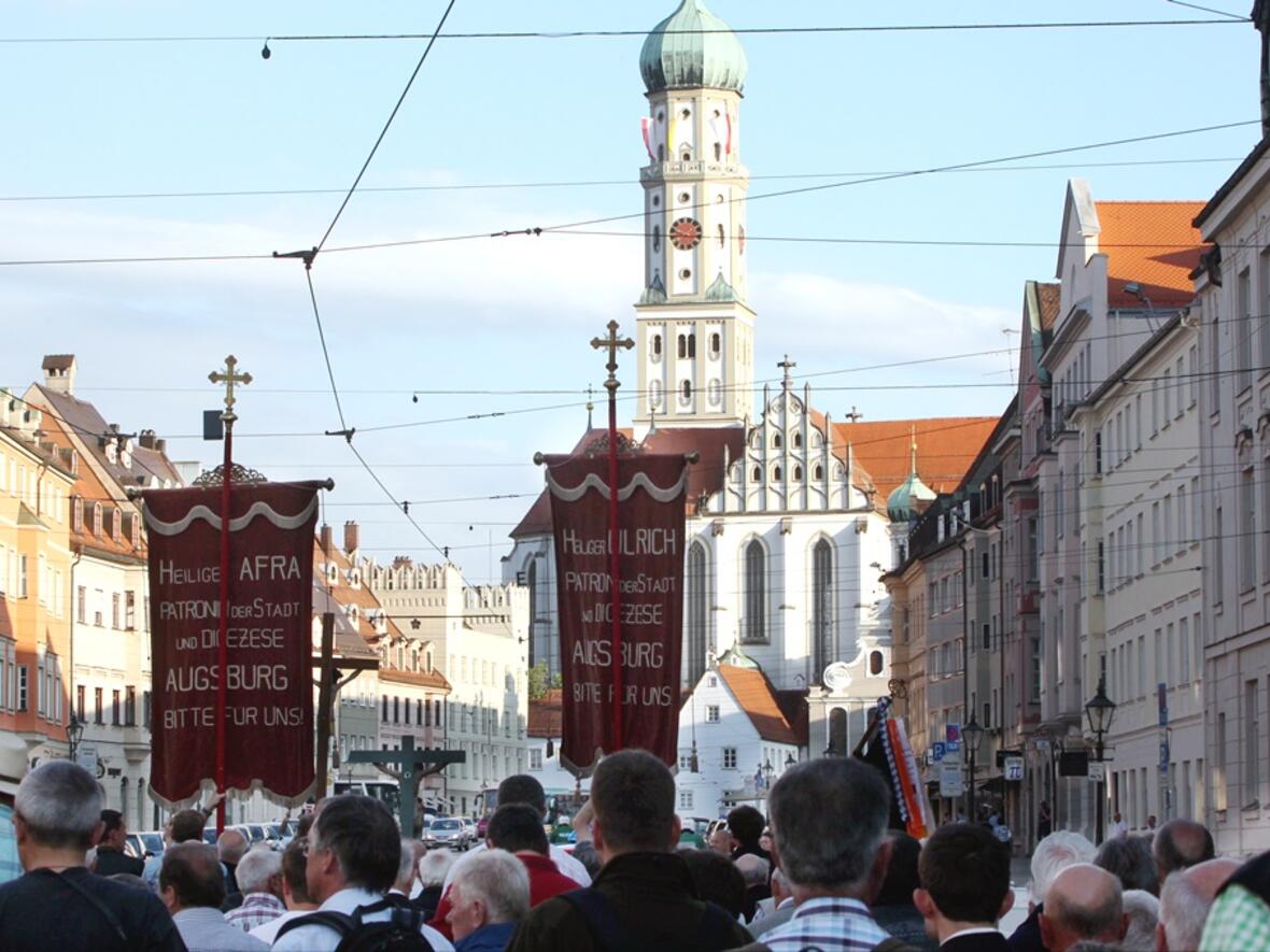Wie immer sehr eindrucksvoll: Die Prozession der Männer zur Ulrichsbasilika. (Fotos: Annette Zoepf/pba)
