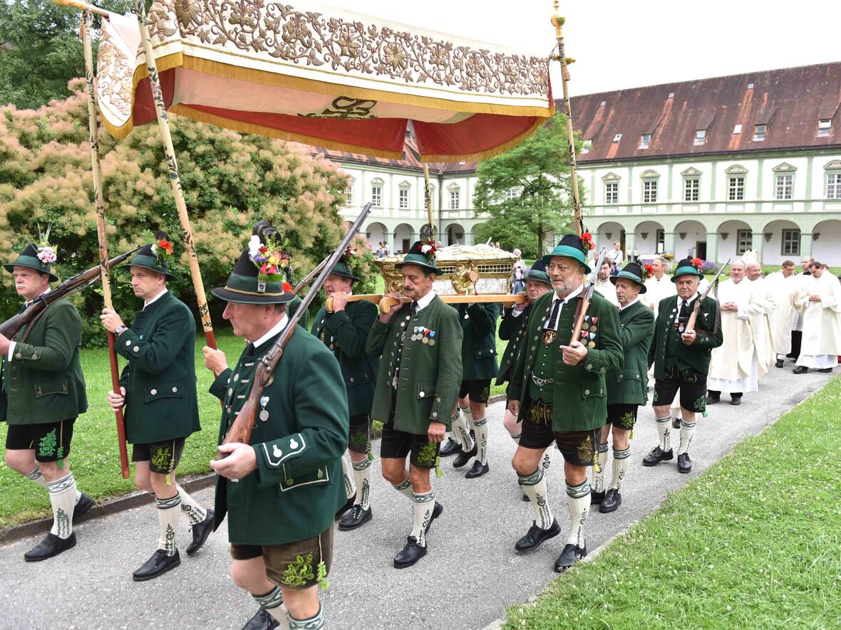 Gebirgsschützen tragen den Ulrichschrein in die Basilika Benediktbeuern. (Fotos: pba/Nicolas Schnall)