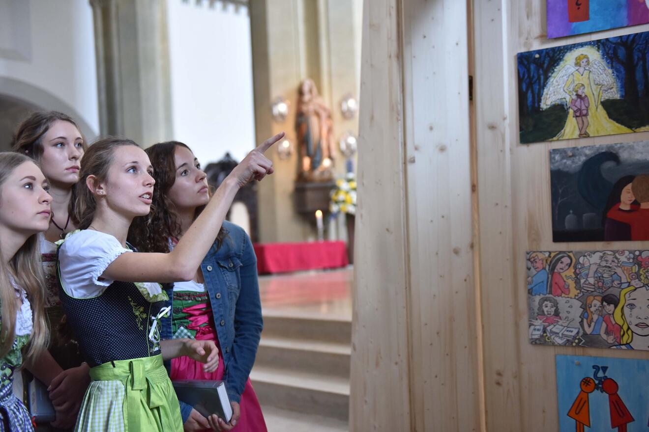 Pforte der Barmherzigkeit: Schüler aus den unterschiedlichen Schulwerks-Schulen hatten diese gestaltet. Foto: Maria Steber/pba