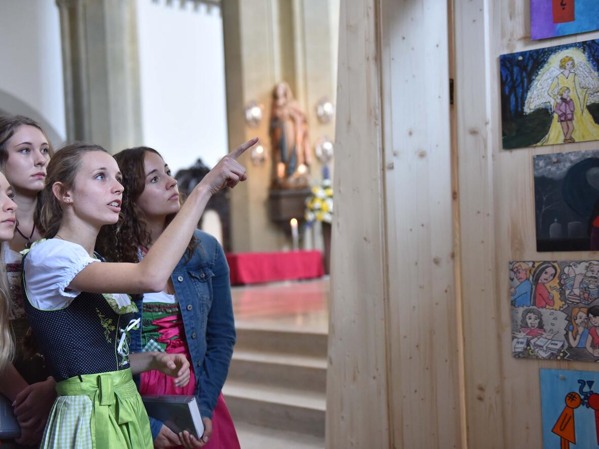 Pforte der Barmherzigkeit: Schüler aus den unterschiedlichen Schulwerks-Schulen hatten diese gestaltet. Foto: Maria Steber/pba