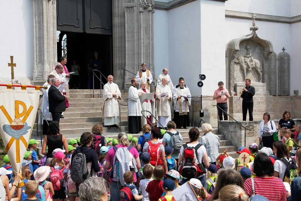 Bischof Konrad begrüßte die mehr als 450 Kinder aus dem ganzen Bistum am Südtor der Basilika St. Ulrich (Fotos: Caritas/Bernhard Gattner).
