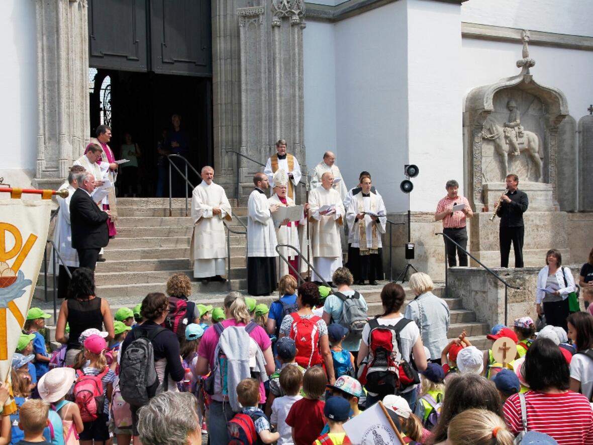 Bischof Konrad begrüßte die mehr als 450 Kinder aus dem ganzen Bistum am Südtor der Basilika St. Ulrich (Fotos: Caritas/Bernhard Gattner).